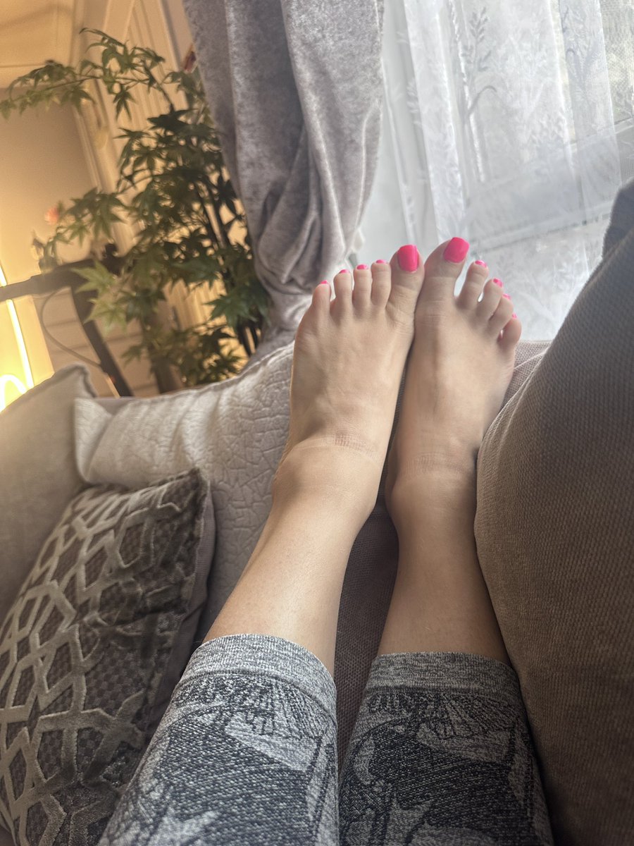 Lillylushlush's tweet photo. Relaxing time after work #soles #buyingcontent #domina #Feet #feetworshi̇p #findom #findomgoddess #footdom #feetbrazil #FOOTFETİSH #leg #nylonfetısh #solesworship #toes #blonde #feetSlave #FeetLicking #GirlsFeet #PantyHoseFeet #SelfFeet https://t.co/wDMbU9LPuw