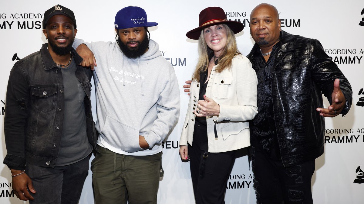 These students got the rare opportunity to take the #GRAMMYMuseum stage. 🎶 Our last INDUSTRY Sessions Artist Development course featured final student performances and Q&As with @John_Vinestreet, @HoppBrownn & @AnikaParis. Learn more about our Sessions: grm.my/3LJhu2n