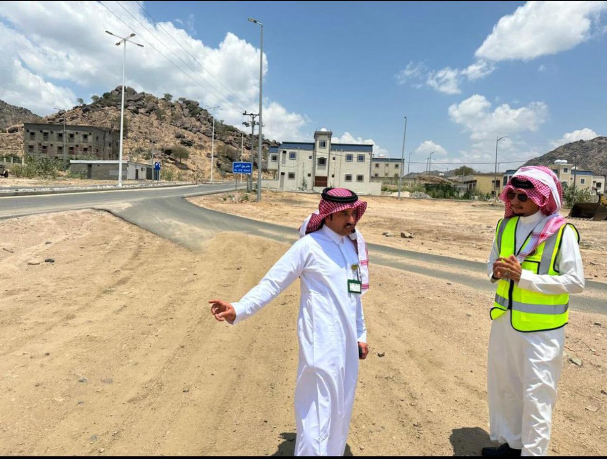 asirmunicipal's tweet photo. 📸 | من مركز خشم عنقار، رئيس بلدية الفرشة يقف ميدانياً لمتابعة سير المشاريع والتعرف على احتياجات المركز 

#أمانة_منطقة_عسير https://t.co/vHqpRyNfWx