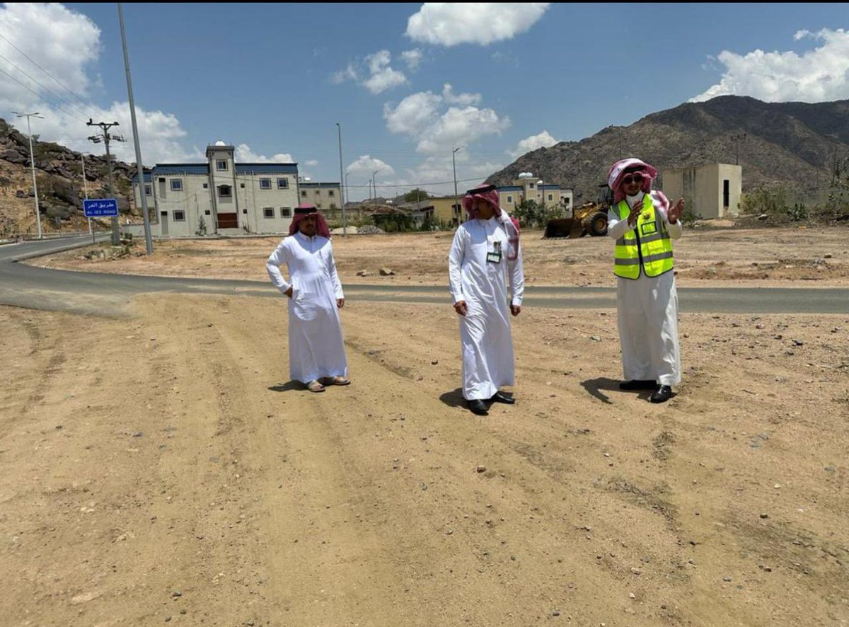 asirmunicipal's tweet photo. 📸 | من مركز خشم عنقار، رئيس بلدية الفرشة يقف ميدانياً لمتابعة سير المشاريع والتعرف على احتياجات المركز 

#أمانة_منطقة_عسير https://t.co/vHqpRyNfWx