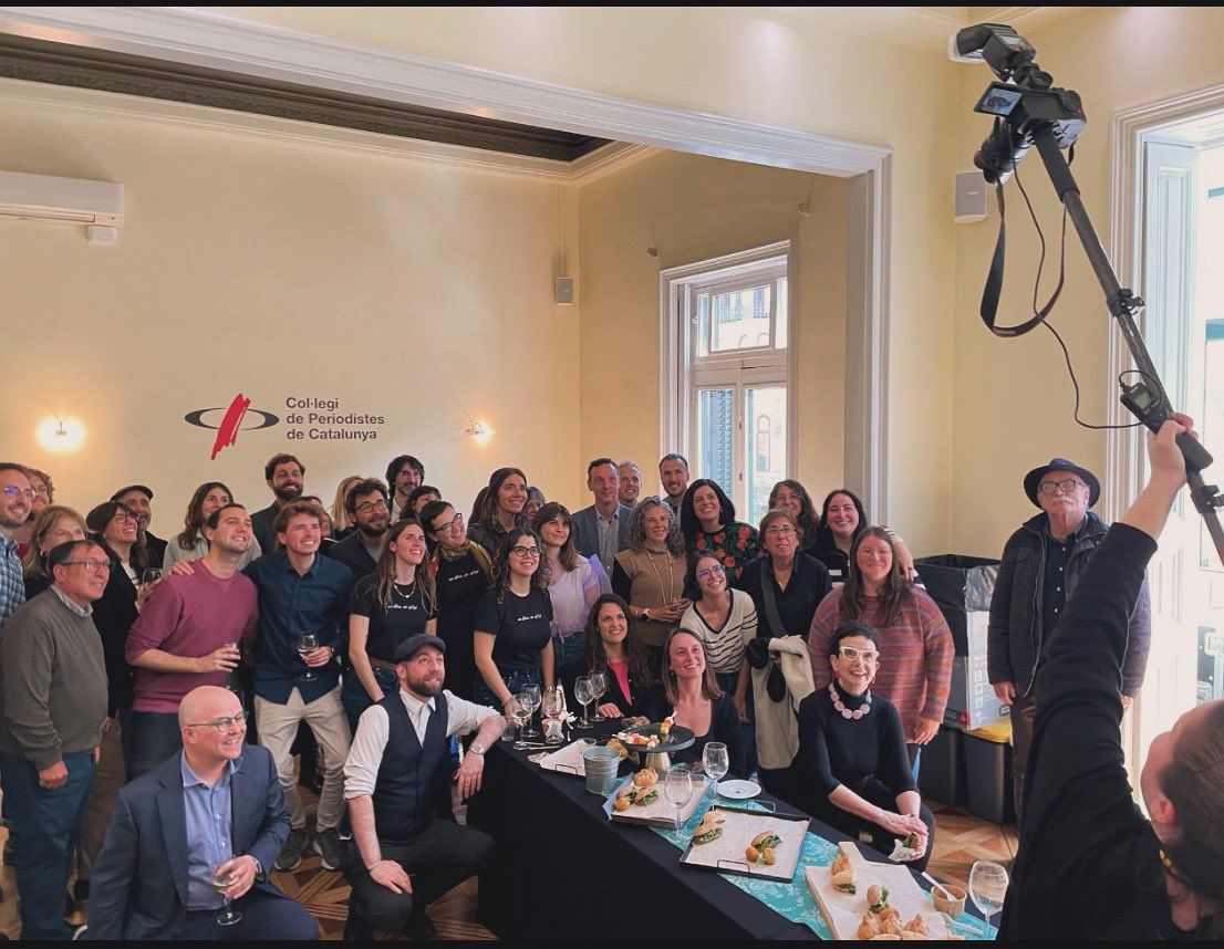 jcgirbes's tweet photo. Quin equipàs més impressionant de professionals de l’edició, autores i autors, hem reunit i mobilitzat avui a @arallibres i @som_amsterdam…

Tremendament orgullós de sumar tant de talent en un #SantJordi2024 extraordinari.

Seguim a les llibreries!! 📚🌹😘 https://t.co/tTHHlQeb2V