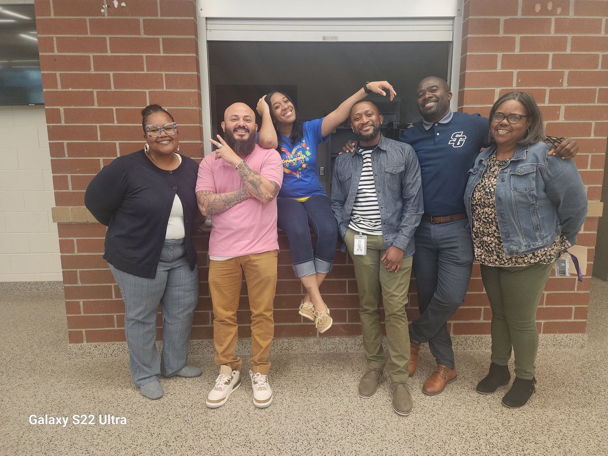 PrincipalArtis's tweet image. I know what you thinking....you wish your team was as cool as the Titans! #Workhard #laughharder
@ThePrincipalFai @jose_aespinal @X_Wallace_AP @MarcTheEdukator @alwayz_in_skool @SouthGarnerHS Ms. Holland, Mr. Edwards, Ms. Febres