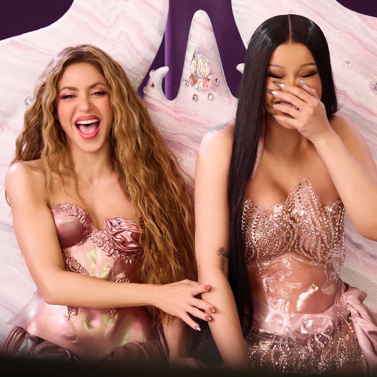 “Puntería” by Shakira and Cardi B remains at #1 on the US Billboard Latin Pop Airplay chart for the fourth week. The song also remains at #4 on the Latin Airplay overall chart this week. 🇺🇸