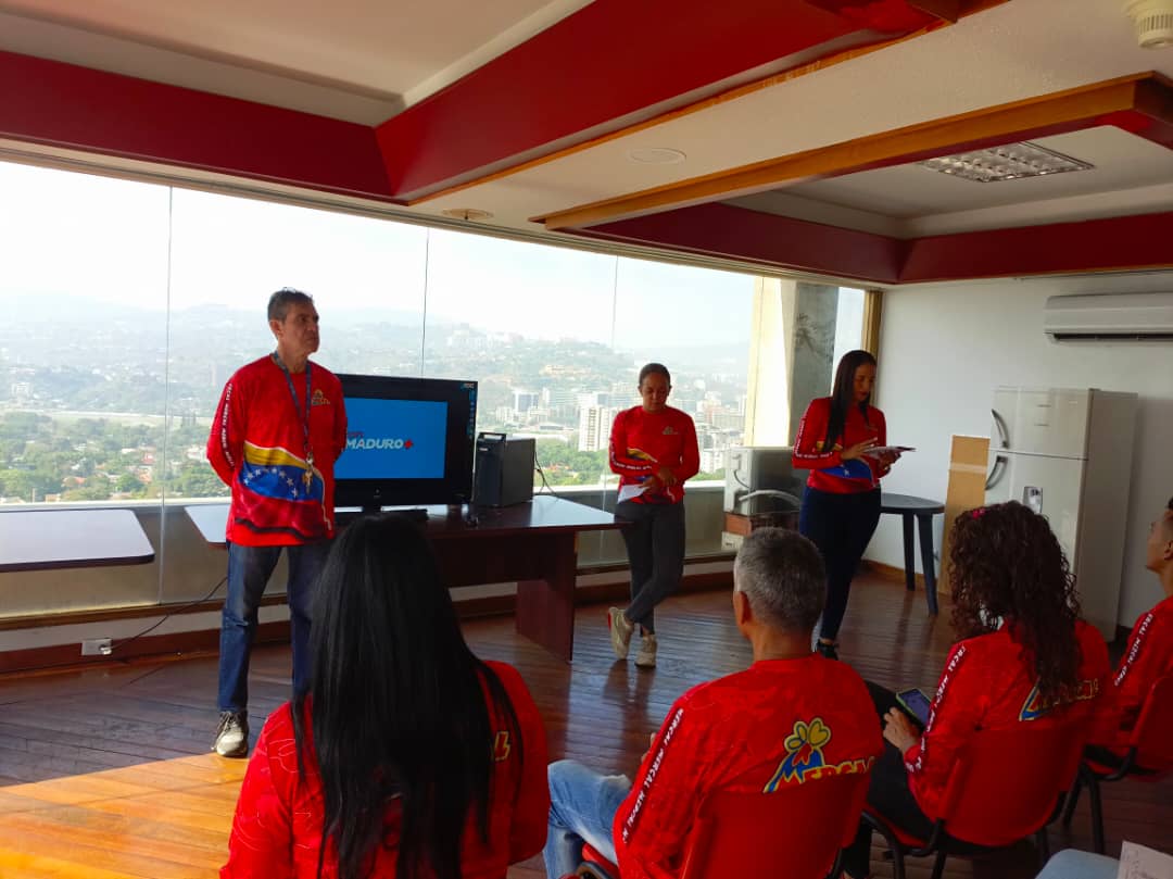 Los Trabajadores de @MercalOficial se reunieron para debatir sobre la transmisión N°42 del @ConMaduroMas_ , donde el Presidente @NicolasMaduro celebró la masiva participación del pueblo venezolano en la Consulta Comunal del #21Abr. 
#VenezuelaEsDDHH