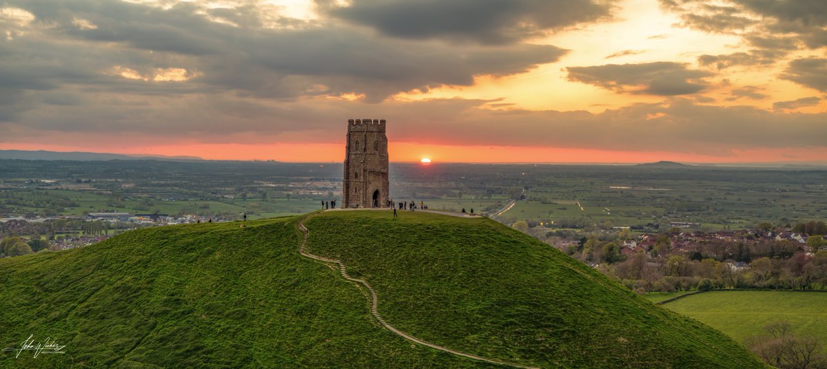 Today's sunset over Glastonbury Tor

@ITVCharlieP @BBCBristol @TravelSomerset #ThePhotoHour #Somerset @VisitSomerset @bbcsomerset #Sunset #Glastonburytor @PanoPhotos @SomersetLife