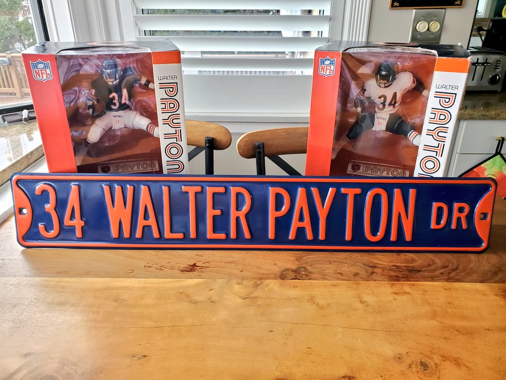 NickStiglic's tweet photo. A few new additions to the collection. Been on a Walter Payton kick lately!! #WP34
🐻⬇️

Will go nicely with my first Payton auto'd ball &amp; Danbury Mint Figure. https://t.co/fDqiU35mfF