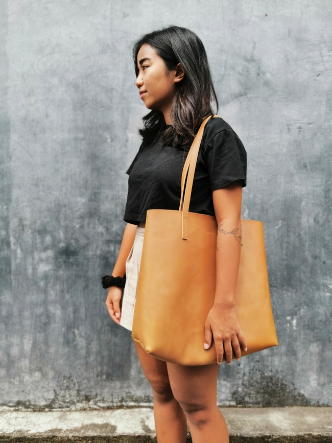 Bri is available for pre-order! Specially handcrafted for you, and delivered to your door in 4-6 weeks. Now you can be guaranteed your very own Bri.

duffleandco.com/products/bri-t…