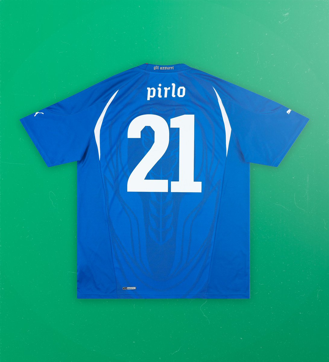 Pour les fans du grand Pirlo son maillot de l'Italie 2010 passe à 96€ avec le code PDP10 🇮🇹 Lien : penaltyy.co/3xMh3z3