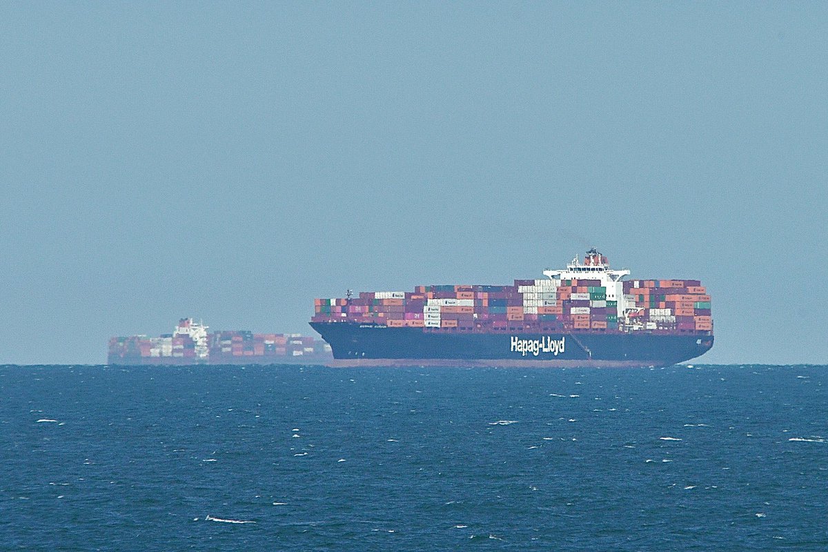 johnmorgan726's tweet image. Two #HapagLloyd #ContainerShips, the #MissouriExpress IMO:9349552 en route to Norfolk International Terminal (NIT) Virginia, flying the flag of the United States 🇺🇸. And anchored in the background the #BremenExpress IMO:9343728 NIT on the 25th flag of Liberia 🇱🇷. #ShipsInPics