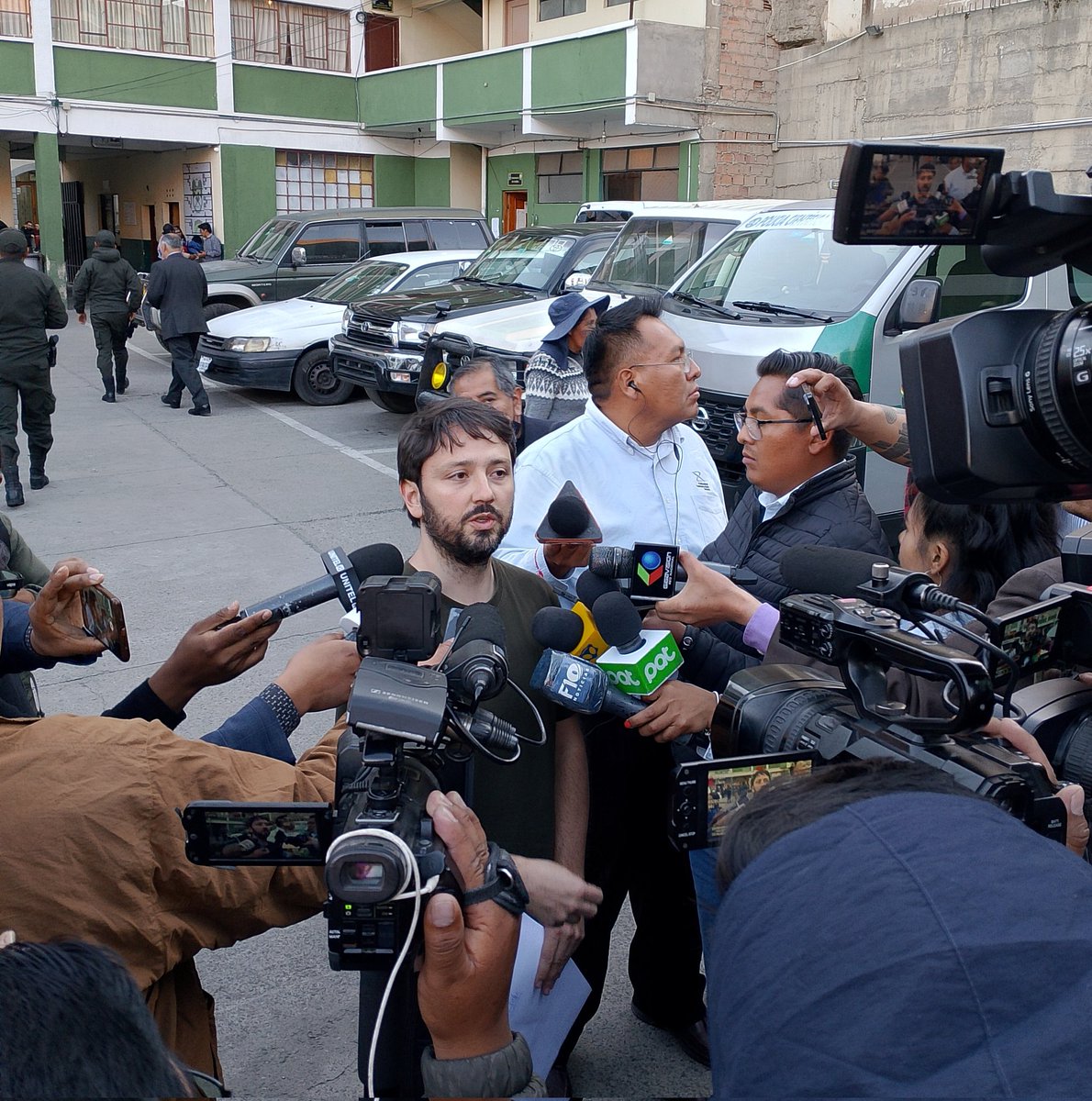 MatecitoDeCoca's tweet photo. "La desproporción en la cantidad de instituciones que denuncian, y el show mediático y la persecución contra un adulto mayor con enfermedad de base, muestra un interés por mostrar un inexistente daño económico al Estado en la gestión que hoy se imputa", Alberto Echazú. https://t.co/7bdjh39is4
