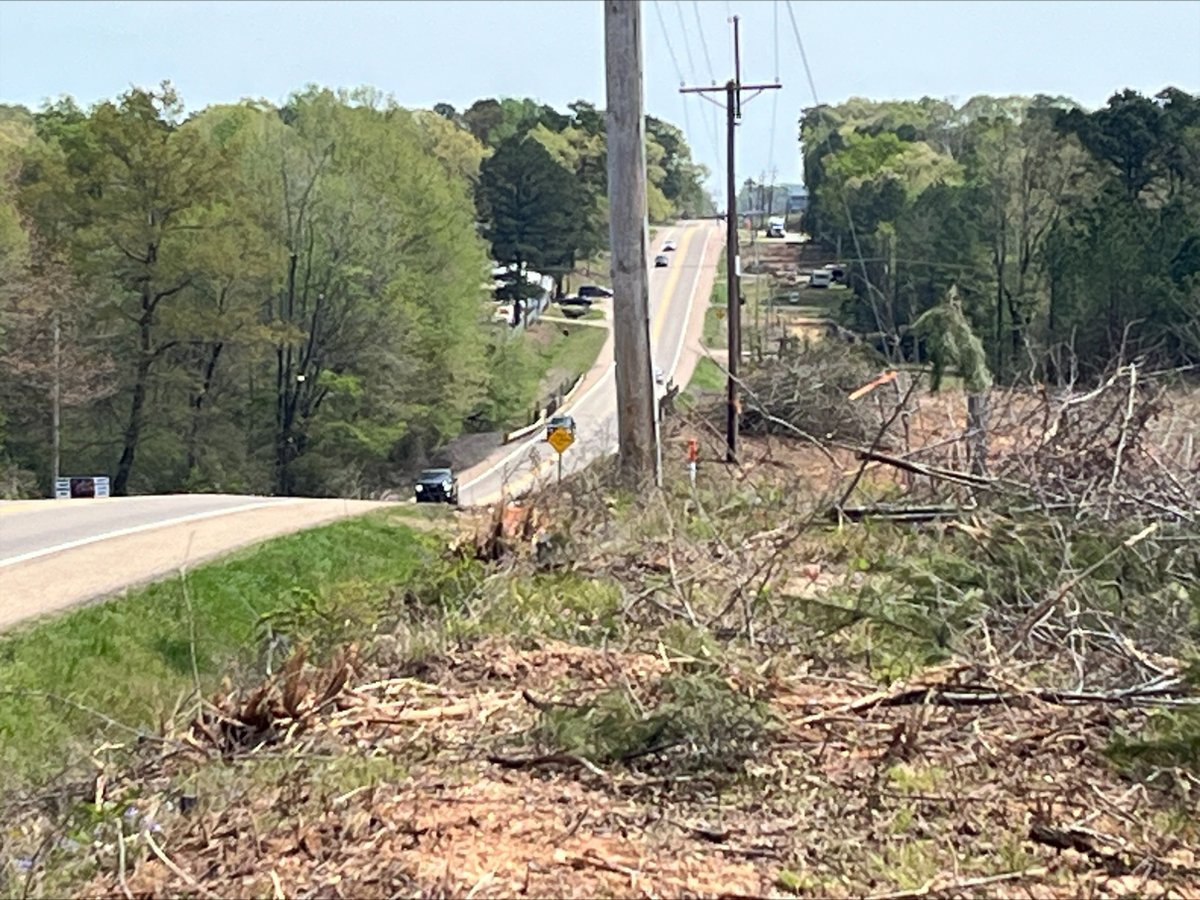 RELIABILITY WORK: De Queen, AR is one of many areas our SWEPCO crews have spent a considerable amount of time improving #reliability. We are rebuilding & rerouting critical distribution lines & addressing vegetation issues along U.S. 71/59. More ~> swepco.com/community/cari…