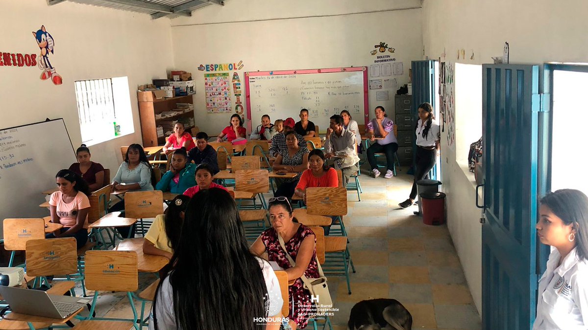 🥬🌾En un esfuerzo por fortalecer la #SeguridadAlimentaria y nutricional, técnicos de #SAG_PRONADERS impartieron una capacitación esencial en la Escuela Ramón Rosa, de la aldea Arrayanes, Güinope, El Paraíso.🏫📙🌱🥗

#EducandoParaRefundar  #GobiernoDelPueblo