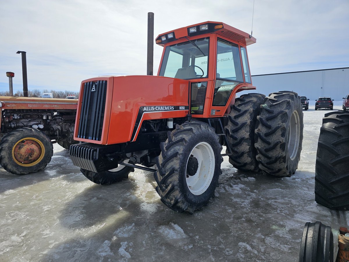 Allis Chalmers 8050 w/ 1995 hours sold today on Saskatchewan auction - 6th highest price ever on 8050. Here's look at Top 10 auction sale prices: tinyurl.com/MachineryPete-… Link to (40) 100-174 HP Allis Chalmers Tractors for sale - 6 on upcoming auctions: machinerypete.com/tractors/100-1…