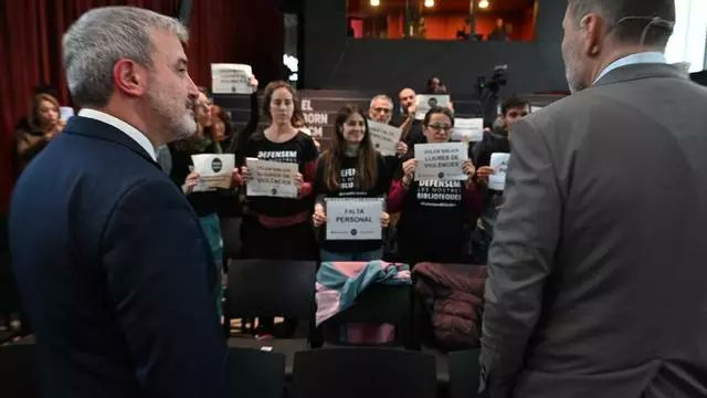 Defensem Biblios Bcn (@defensembiblios) on Twitter photo Les companyes visibilitzant la protesta #DefensemBibliosBcn al Pregó de la lectura davant l'alcalde <a href="/jaumecollboni/">Jaume Collboni</a> i el pregoner <a href="/davidwalliams/">David Walliams HQ</a> ✊🏽
elperiodico.com/es/sant-jordi/…
#vagabiblioteques
#SantJordiBCN #DiàlegsSantJordi
#PregódelaLectura
<a href="/bcnliteratura/">Barcelona Literatura</a> Les companyes visibilitzant la protesta #DefensemBibliosBcn al Pregó de la lectura davant l'alcalde <a href="/jaumecollboni/">Jaume Collboni</a> i el pregoner <a href="/davidwalliams/">David Walliams HQ</a> ✊🏽
elperiodico.com/es/sant-jordi/…
#vagabiblioteques
#SantJordiBCN #DiàlegsSantJordi
#PregódelaLectura
<a href="/bcnliteratura/">Barcelona Literatura</a>