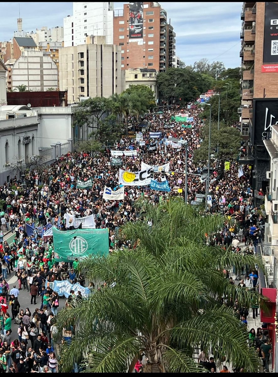 🇦🇷 | En diferentes ciudades de Argentina se realiza la marcha universitaria en apoyo a la educación pública y con críticas por recortes presupuestarios. Los estudiantes y docentes señalan que muchas casas de estudio no podrán continuar funcionando por falta de presupuesto.