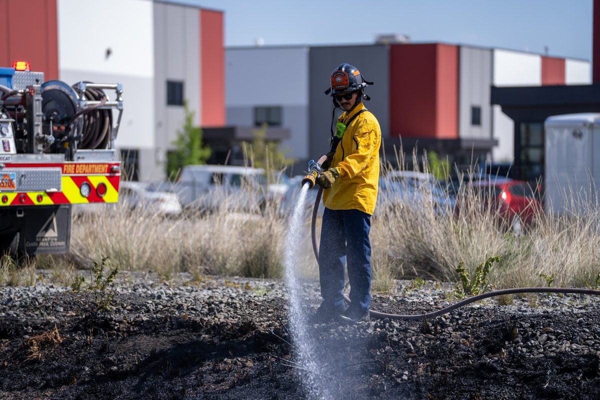 This afternoon, our officers helped @slcfire with a brush fire near 1800 West Indiana Ave. One of our sergeants helped pull hose line with firefighters. We appreciate the fast response from our public safety partners to knock down the fire quickly. #SLC #SLCPD #SaltLakeCity