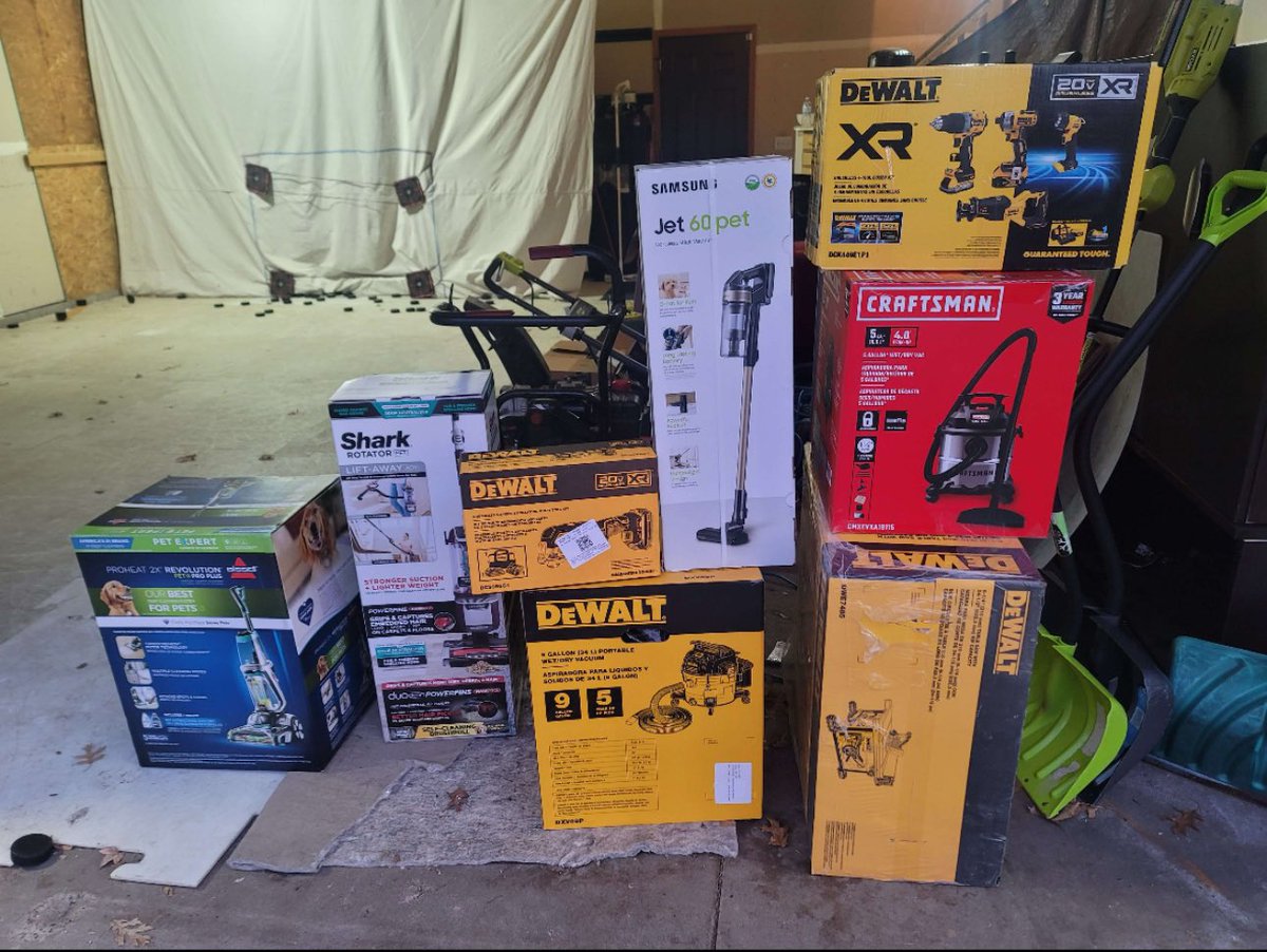 eMoney_HQ's tweet photo. HIDDEN CLEARANCE ITEMS 🤯

From $0.01 Tools to $50 Smart Vacuums. We find the BEST deals

RT+LIKE If you want the full list ⚡ https://t.co/ofEEIr45Eb