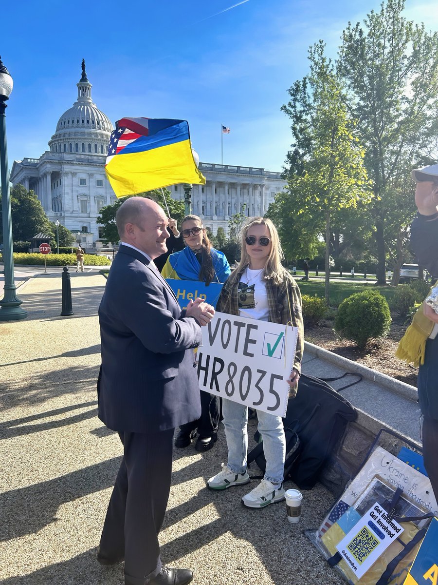 As the Senate gets ready to send to @POTUS' desk desperately-needed funding to support Ukraine’s brave fight against Russia’s brutal invasion, I said thanks to a few advocates here in Washington who continue to remind us of the critical stakes of Ukraine’s battle for freedom.