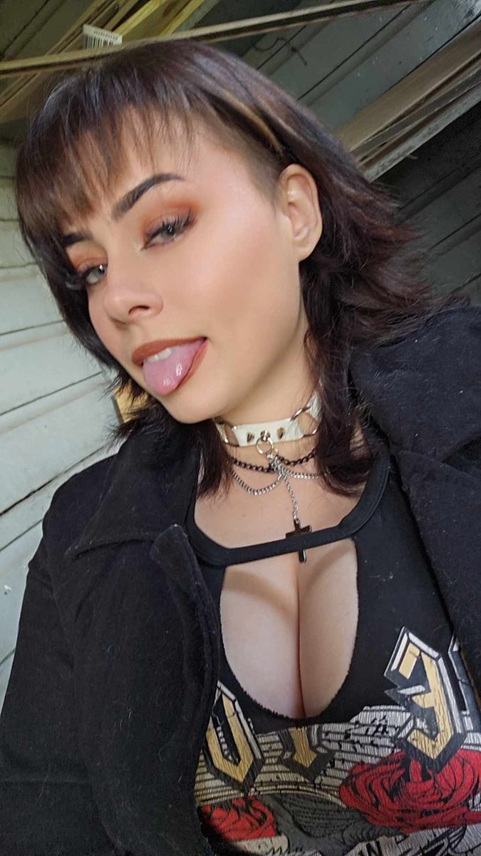 CryptidTea3399's tweet photo. Going for the Goth mommy look 🖤

#streamer #streamergirl #content #contentcreators #kik #hot #girl #onlyfans #onlyfansbabe #Thahotkat #follow https://t.co/Xw3pRWjeET