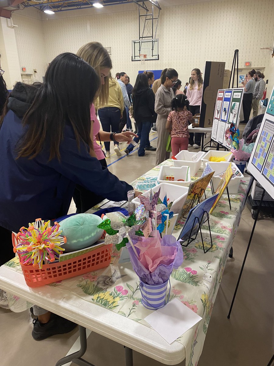 LSC_AEN's tweet photo. Great time at Family Dinner Night at @murdock_school! They included me in their Mental Health themed night. The booth focused on finding the right regulation tool for you! #LSC_AEN #brainaligned #AEN #selfreg https://t.co/V9llsHj8NV