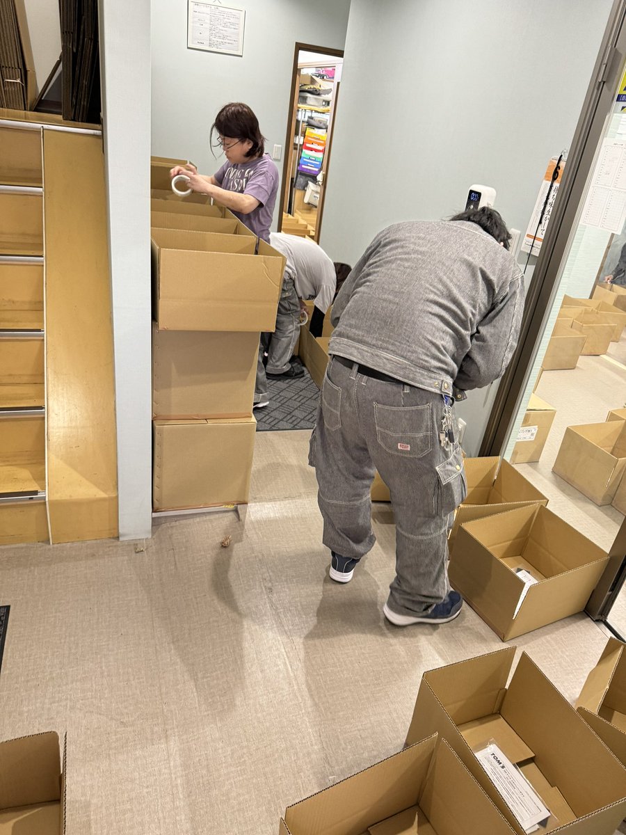 jyushireadmodel's tweet photo. ある朝の光景☀️大量梱包📦は大変です。お疲れ様です！ https://t.co/nMLplMzR0w