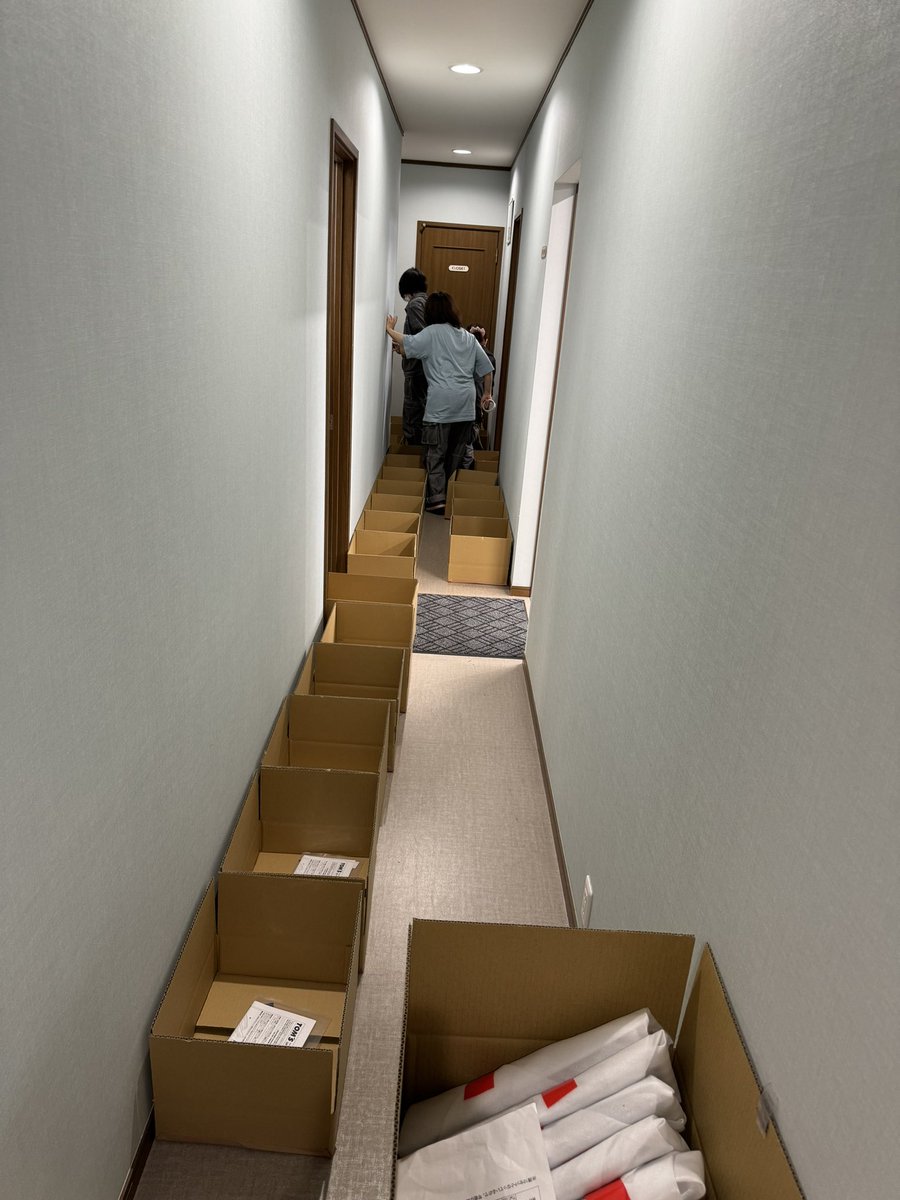 jyushireadmodel's tweet photo. ある朝の光景☀️大量梱包📦は大変です。お疲れ様です！ https://t.co/nMLplMzR0w