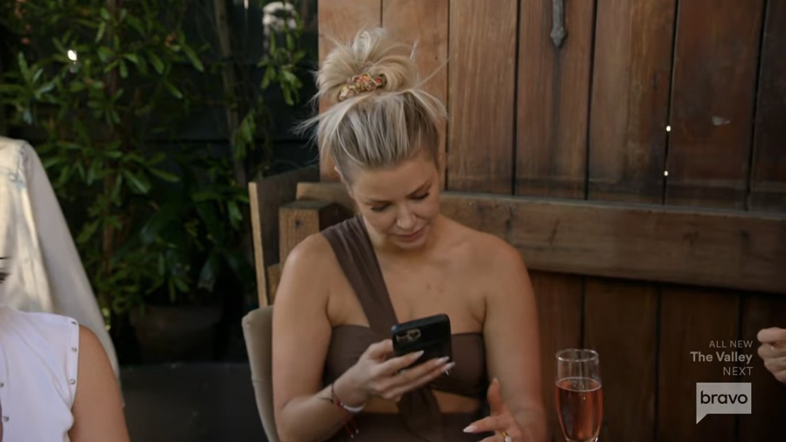 Ariana purposely never looking up from her phone and paying Sandoval dust - that's our girl! #PumpRules