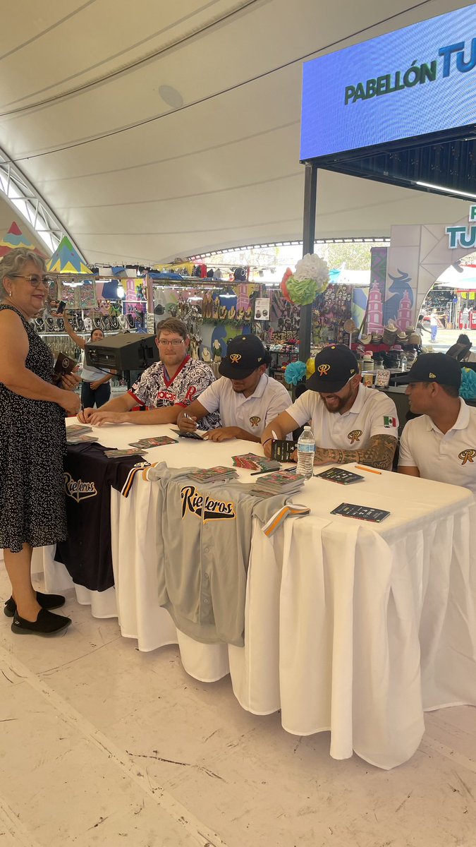 RielerosDeAgs's tweet image. Mucha convivencia el día de hoy 😍

Presentes en firma de autógrafos en el Pabellón Turístico de la Feria de San Marcos con nuestra #RevoluciónRielera🚂

Gracias por la invitación ⭐️

@Aguascalientes