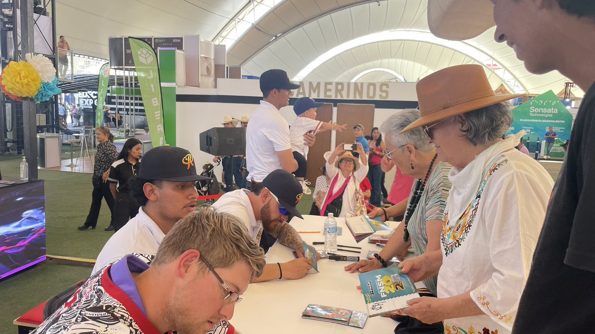 RielerosDeAgs's tweet image. Mucha convivencia el día de hoy 😍

Presentes en firma de autógrafos en el Pabellón Turístico de la Feria de San Marcos con nuestra #RevoluciónRielera🚂

Gracias por la invitación ⭐️

@Aguascalientes