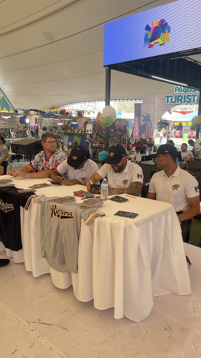 RielerosDeAgs's tweet image. Mucha convivencia el día de hoy 😍

Presentes en firma de autógrafos en el Pabellón Turístico de la Feria de San Marcos con nuestra #RevoluciónRielera🚂

Gracias por la invitación ⭐️

@Aguascalientes