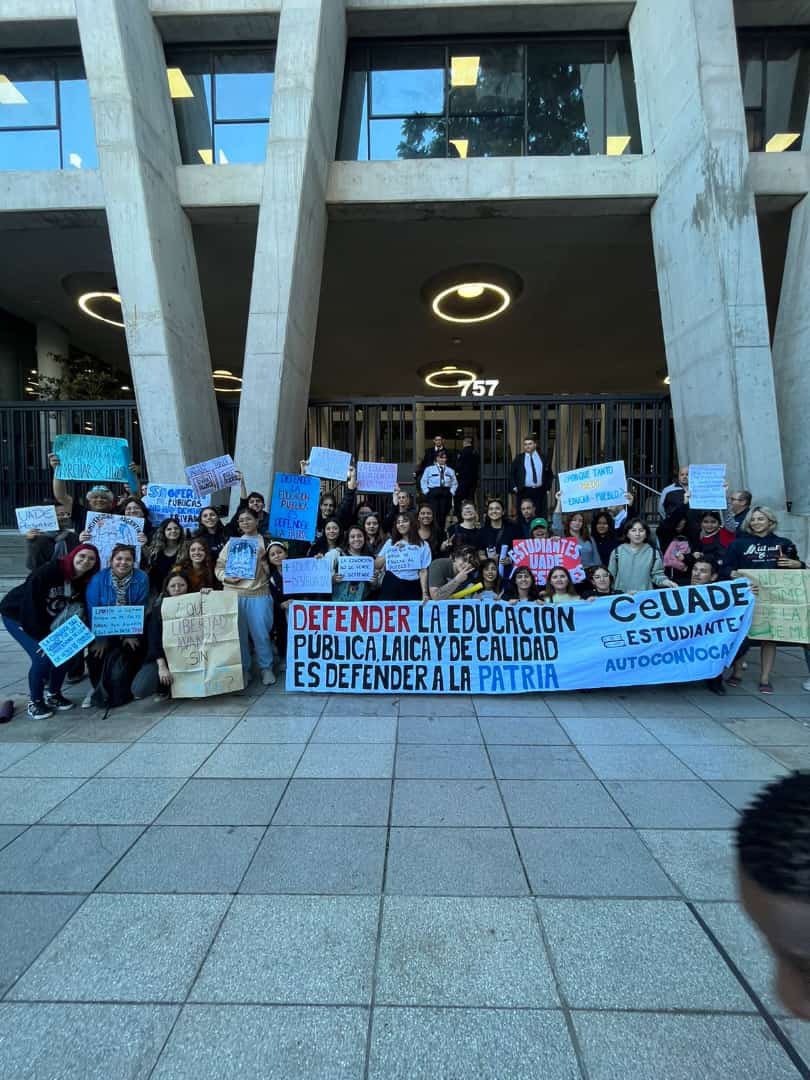 agosnic03's tweet photo. Por la Educación Publica, Laica y de Calidad.

Hoy desde Ce #UADE nos unimos a la marcha para decirte NO al recorte presupuestario y SI a la educación gratuita de calidad.

Orgullo de compartir la misma lucha por y para el pueblo.

#Marcha23Abril #MarchaFederalUniversitaria https://t.co/KYVRilio04