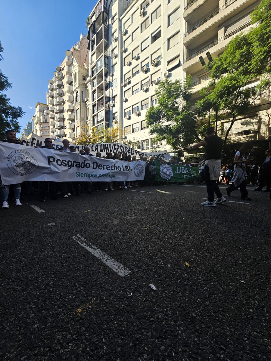 Comite_RA's tweet photo. Histórica movilización en defensa de las universidades públicas 🏛

No vamos a permitir que le arrebaten a miles de jóvenes una de las principales herramientas de ascenso social 📚

LA UBA SE DEFIENDE https://t.co/zOR7TRodAs