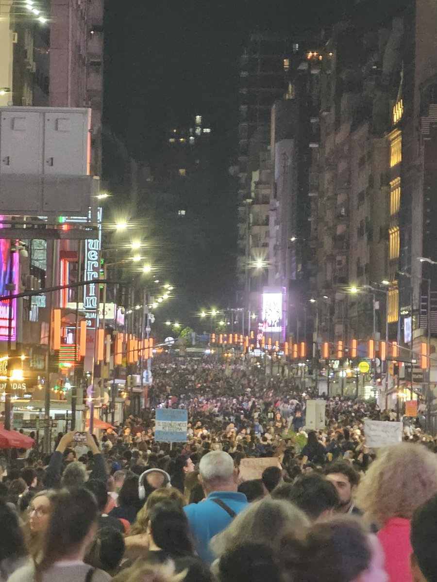 Histórica movilización en defensa de las universidades públicas 🏛

No vamos a permitir que le arrebaten a miles de jóvenes una de las principales herramientas de ascenso social 📚

LA UBA SE DEFIENDE