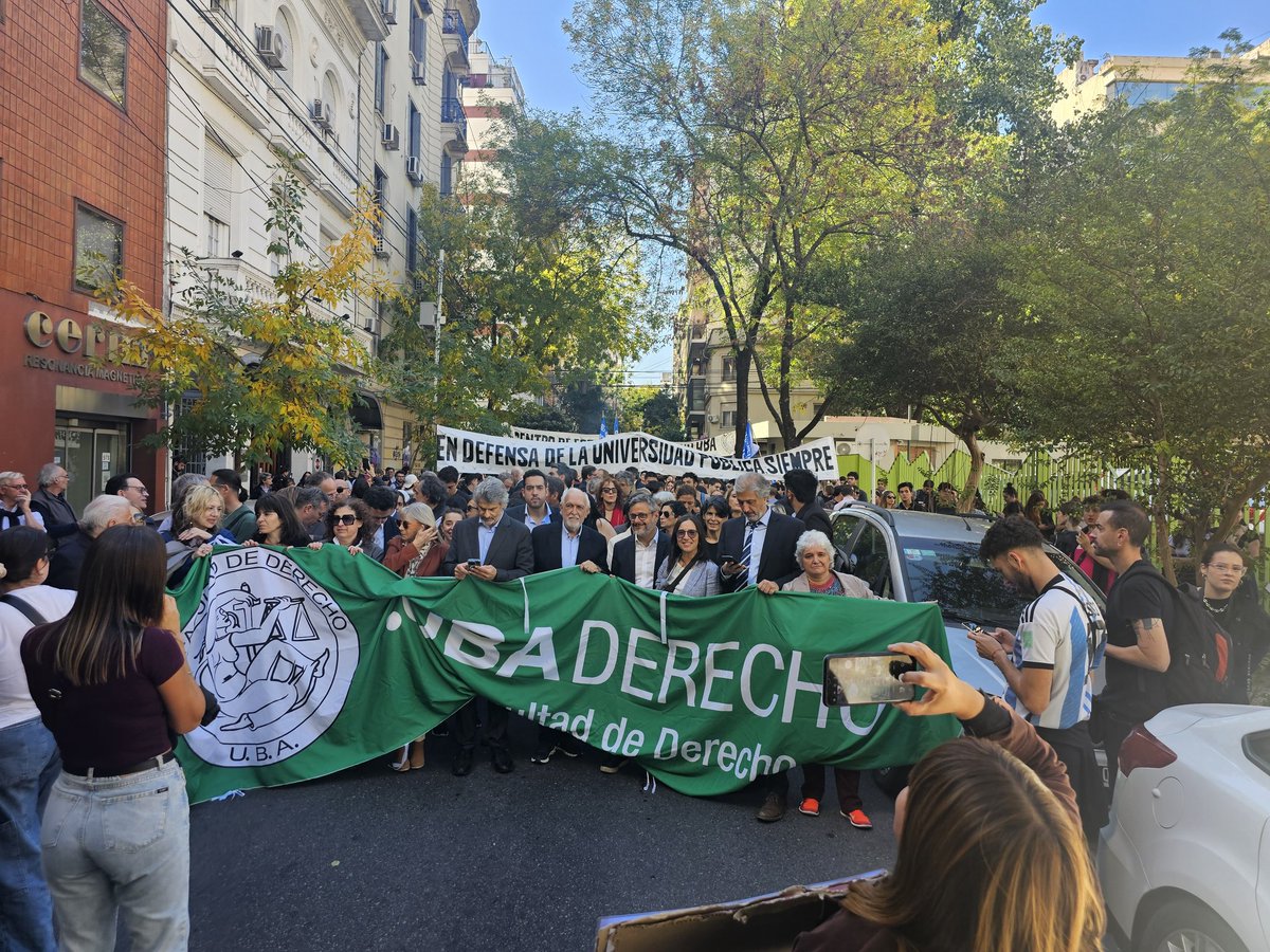 Comite_RA's tweet photo. Histórica movilización en defensa de las universidades públicas 🏛

No vamos a permitir que le arrebaten a miles de jóvenes una de las principales herramientas de ascenso social 📚

LA UBA SE DEFIENDE https://t.co/zOR7TRodAs