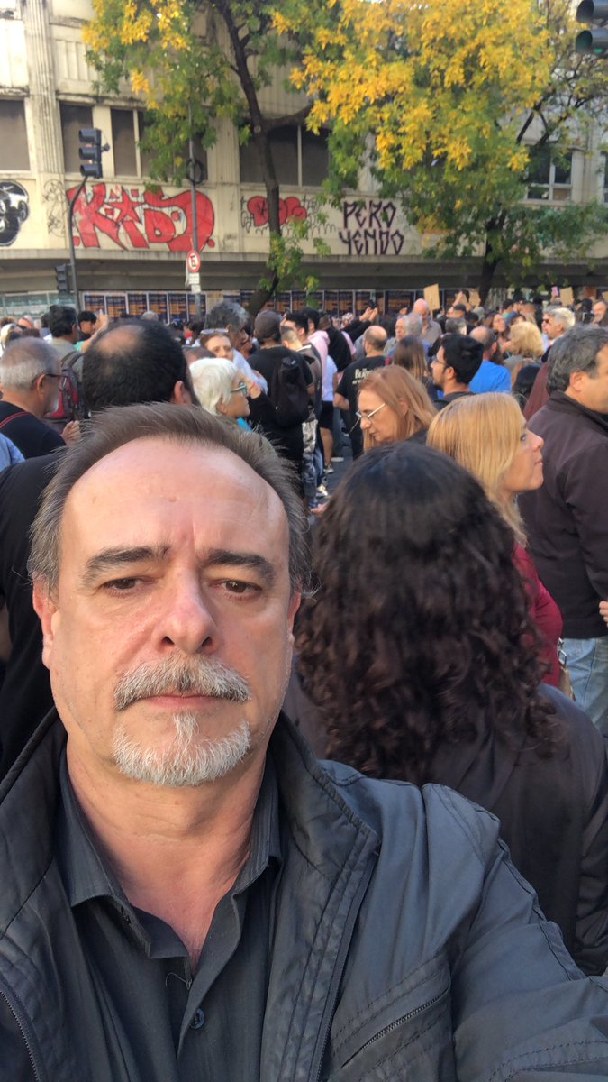 AdrinArroyo's tweet photo. Le debo lo que soy a la Universidad Pública!! Graduado y 28 años docente!! #MarchaUniversitaria allí estamos !! @UNLZoficial @UnlamOficial @SocialesUNLZ https://t.co/Qoxtfyxn5C