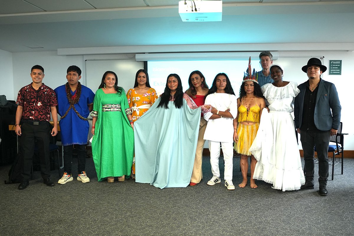 UExternado's tweet photo. La Semana de la #CulturaUExt inició con el encuentro ‘Cosmovisiones, narraciones y cultura’ de @idiomas_uec y el Programa de Interacciones Multiculturales, en el que estudiantes narraron en sus lenguas maternas, historias tradicionales de sus ancestros. 💚 https://t.co/UP1ppVS4J3 https://t.co/NQFRaFzS1N