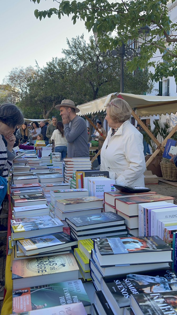 #Ibiza El paseo de Vara de Rey se ha llenado de rosas, libros y gente feliz: las librerías han celebrado el gran ambiente y el boom de venta de libros, especialmente de las publicaciones relacionadas con la isla 📚El Día de Sant Jordi ha sido una fiesta cultural #IbizaAWayOfLife