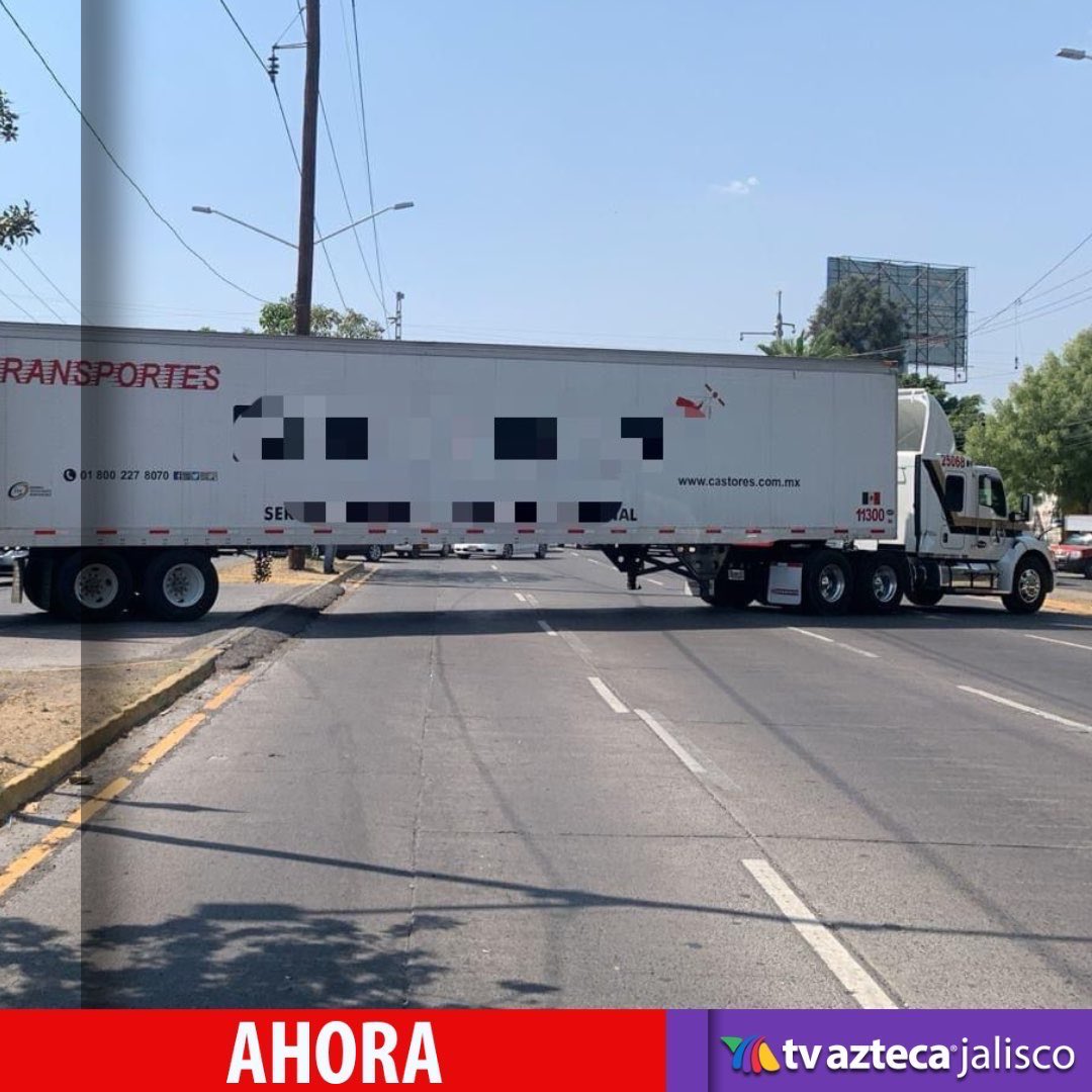 🔴#AHORA ¡Toma precauciones! Un tráiler está obstruyendo los carriles de la Calzada González Gallo a la altura de El Rosario en dirección a Lázaro Cárdenas.