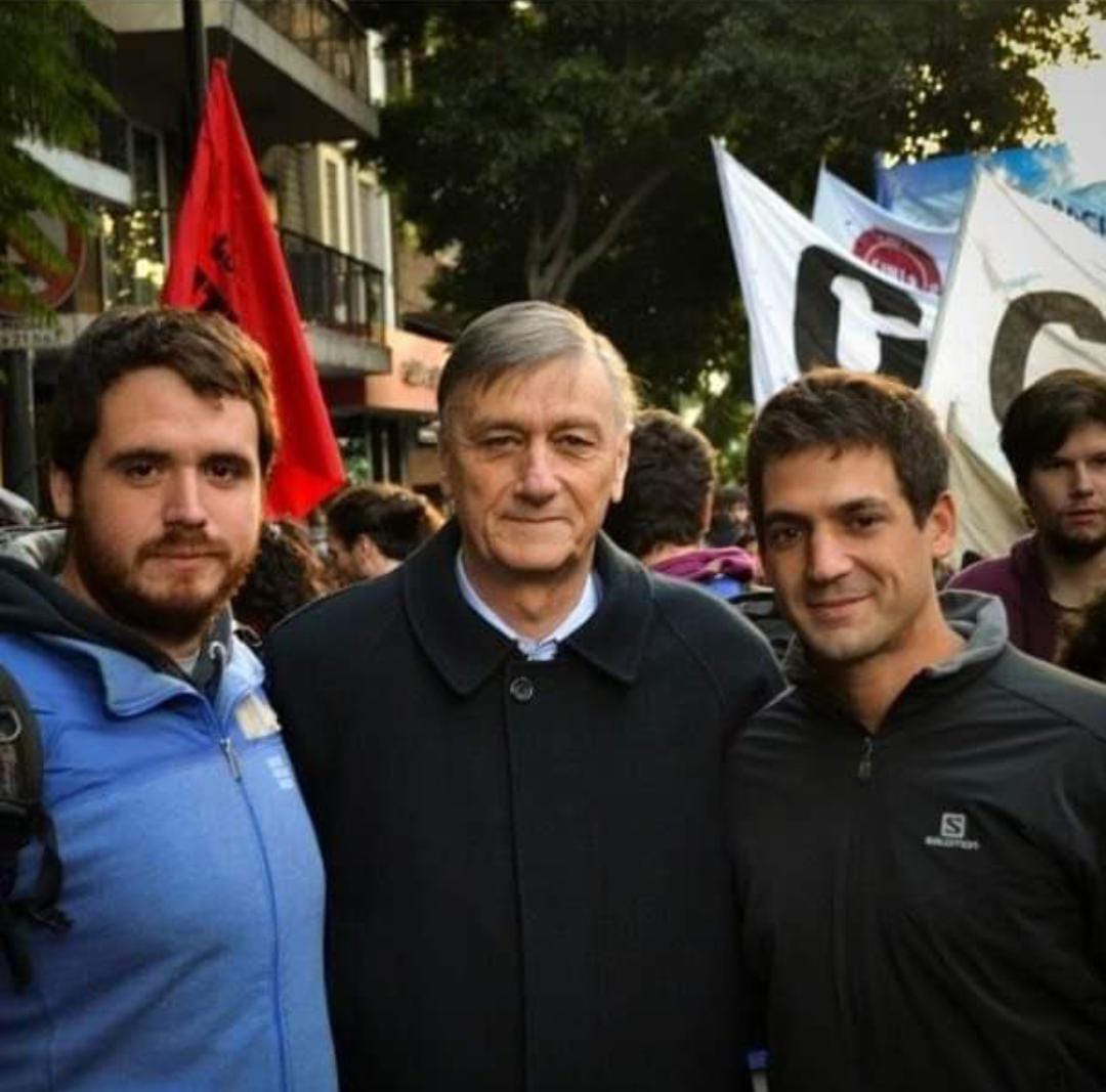 Ahora que, una vez más, marchamos por la educación pública, con <a href="/MSorazabal/">Marcial Sorazábal</a> nos vino el recuerdo del día en que vino el querido Hermes Binner con su humildad de siempre a acompañarnos. Lo extrañamos.