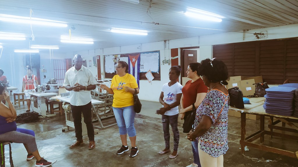 yasnarys1's tweet photo. Cuánto compromiso d las mujeres del Establecimiento 104 #Thaba d continuar aportando al desarrollo económico d #Candelaria #Artemisa,frente a poderosos obstáculos q provoca el #BloqueoEEUU como la ausencia de materias primas y el déficit d energía eléctrica #MujeresEnRevolución https://t.co/0WLiN7PCjB