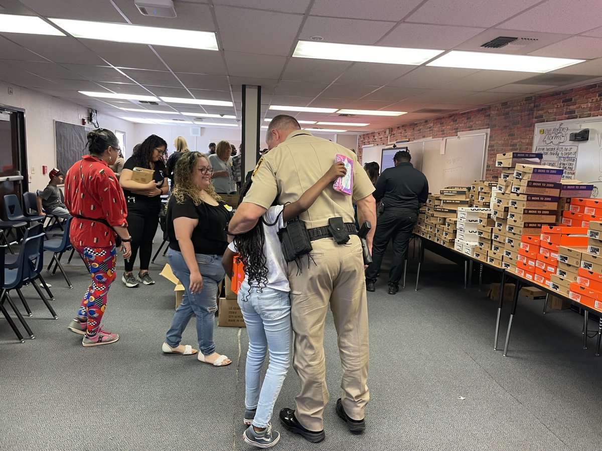 Sometimes all you need is a fresh new pair of shoes to put a pep in your step! 👟

More than 600 students at Sister Robert Joseph Bailey Elementary were gifted that new pair today thanks to @ShoesThatFit, @CommishJGibson & volunteers from family services, @ClarkCountyFD, @LVMPD,