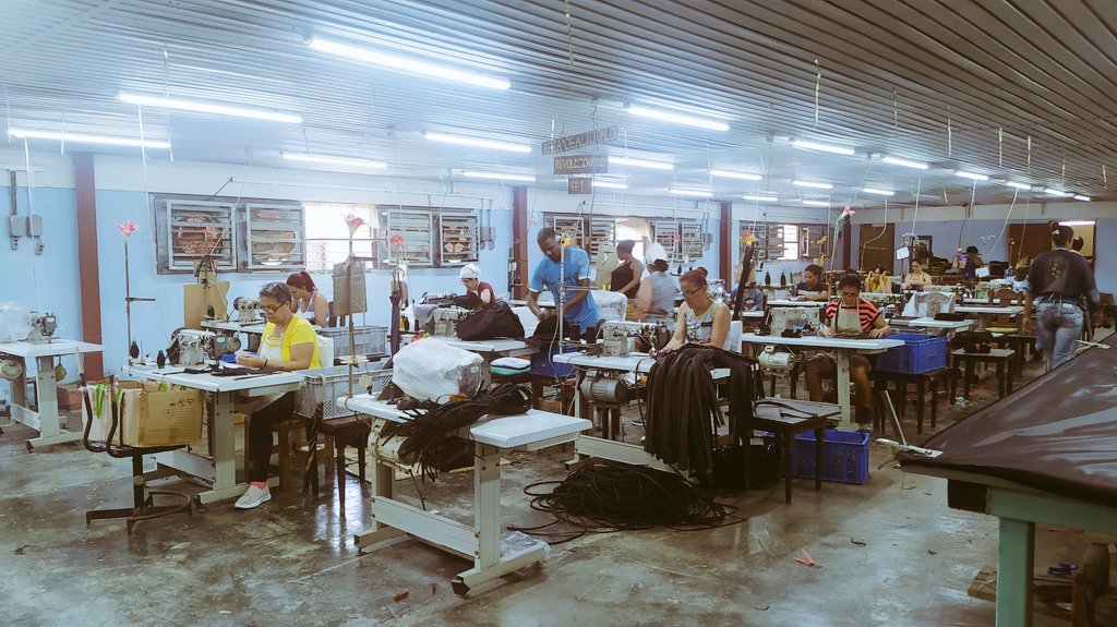 yasnarys1's tweet photo. Cuánto compromiso d las mujeres del Establecimiento 104 #Thaba d continuar aportando al desarrollo económico d #Candelaria #Artemisa,frente a poderosos obstáculos q provoca el #BloqueoEEUU como la ausencia de materias primas y el déficit d energía eléctrica #MujeresEnRevolución https://t.co/0WLiN7PCjB