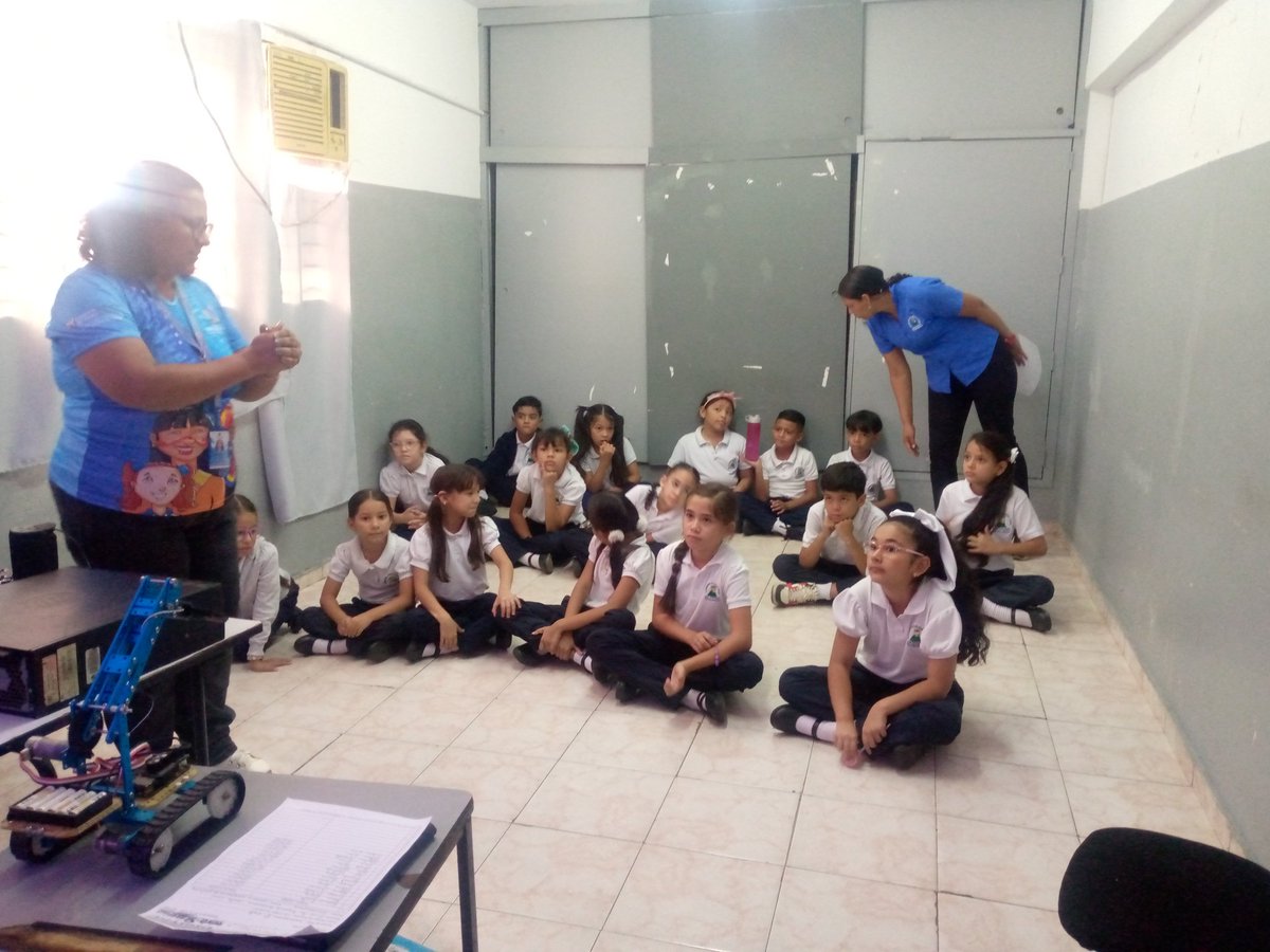 En excelente jornada de #CienciaParaLaVida a través de la robotica educativa en el Colegio Excelencia del estado Lara ¡Un mundo que se abre para todas y todos con miradas hacia el #futuro
<a href="/Gabrielasjr/">Gabriela Jiménez</a>
<a href="/BrigadasCHCH/">Brigadas comunicacionales Hugo Chávez</a> 
<a href="/Carmen_Vzl/">Lcda.Carmen Orellana</a>
<a href="/Cesarchirinosya/">César Chirinos</a>