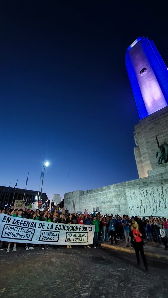 Chinobello7's tweet photo. #MarchaFederalUniversitaria #Rosario #Ahora https://t.co/D0XpnKH5aZ