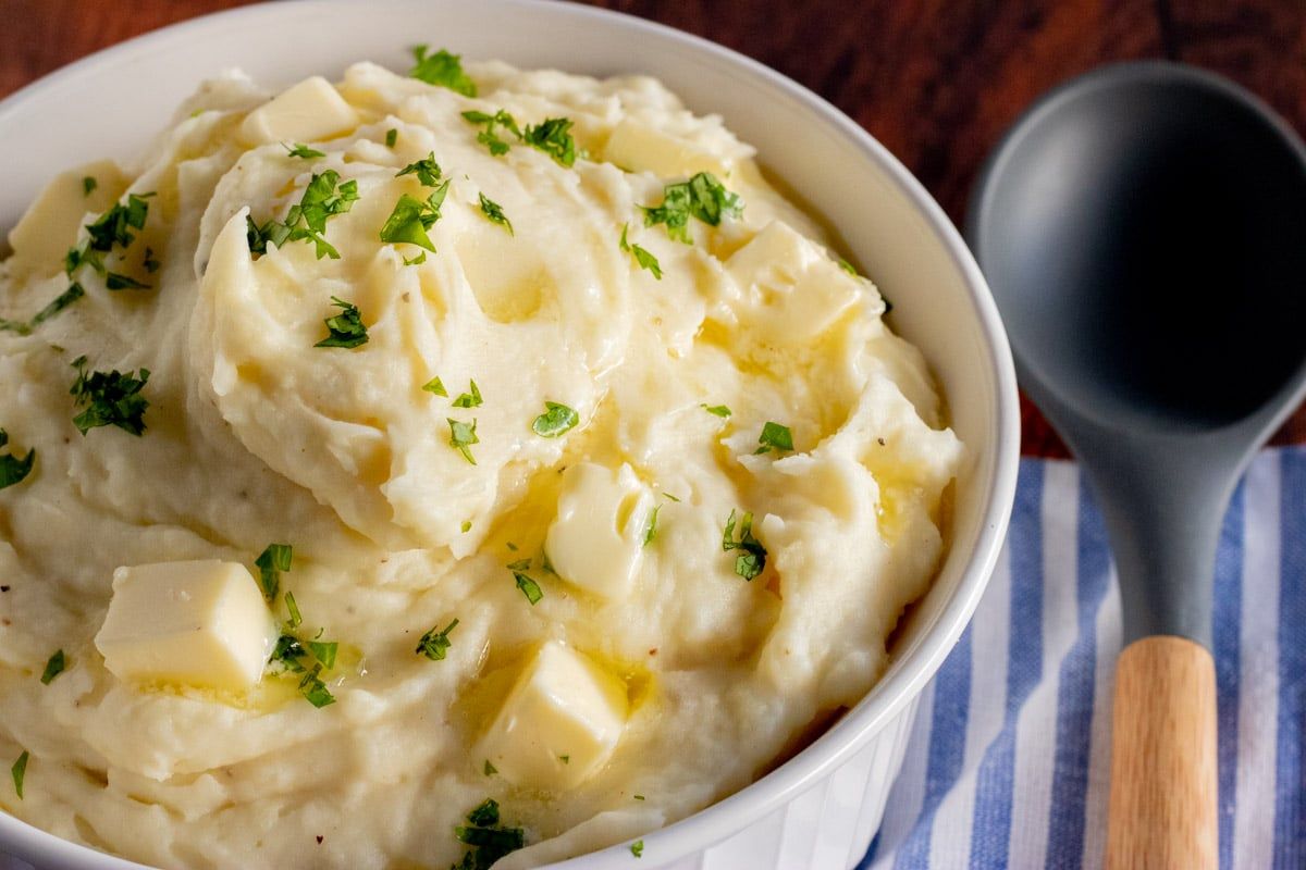 Creamy, dreamy and decadent, this easy mashed potato recipe will make your side dish dreams come true! #side #potato #mashedpotatoes #sidedish #kyleecooks  kyleecooks.com/mashed-potatoe…