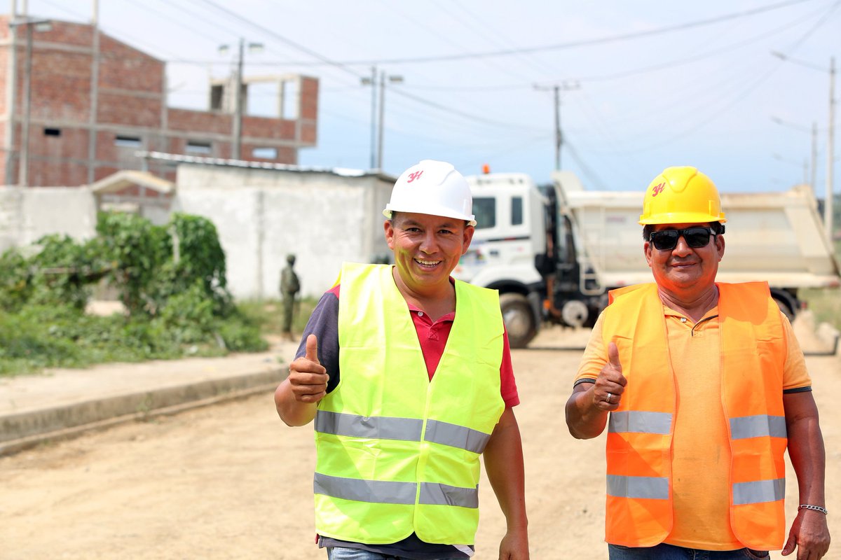 El presidente @DanielNoboaOk participó del evento donde se anunció la reactivación de los trabajos de rehabilitación en la carpeta asfáltica y la construcción de aceras en la vía perimetral de Pasaje - Cuenca. Esta obra beneficia a los ciudadanos de El Oro y Azuay.…