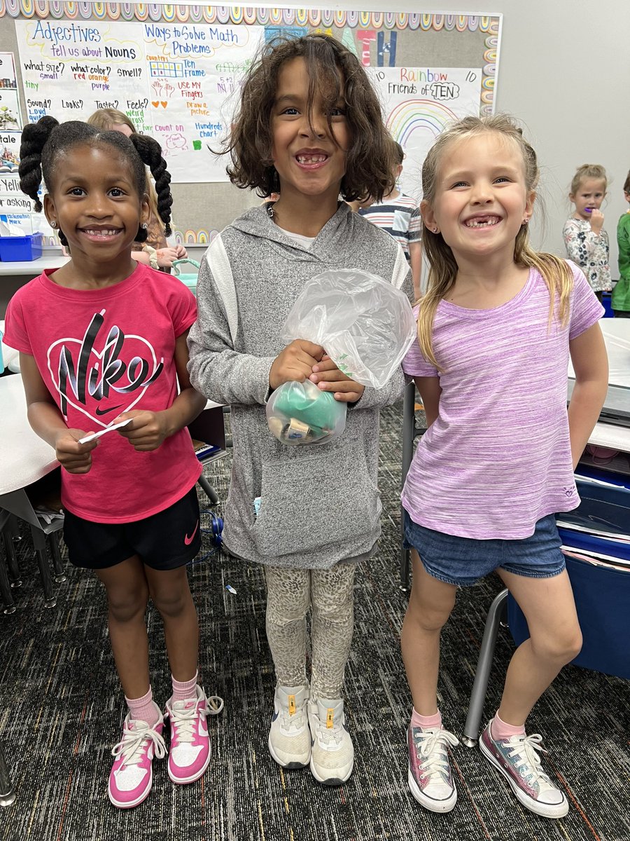 FunWithMrsPena's tweet photo. This week we are learning about reducing, reusing, and recycling. These 3 first graders decided to spend their recess today picking up trash on the playground instead of playing. 💚🌱 @BlackBearkats #BearkatBEST #EveryDayIsEarthDay https://t.co/yMQ0oqG3Jm