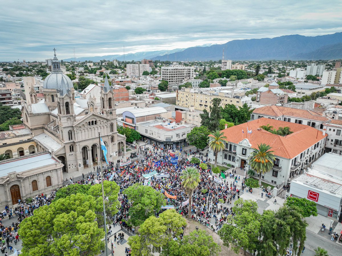 Las calles de La Rioja, una vez más, fueron el escenario de la lucha y la defensa. 

Miles de estudiantes, profesores, egresados, personal no docente, familias salieron por la universidad pública, para defenderla y gritar en contra de su desfinanciamiento, convencidos y