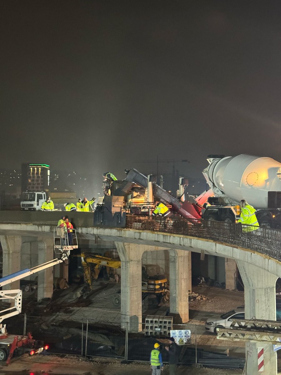 Ni kiša ne smeta radovima na IX transverzali. 😊 
Obišao sam gradilište, a u toku je betoniranje ograde na unutrašnjem dijelu kružnog toka. Večeras se očekuje završetak ovih radova. Nema stajanja. 💪