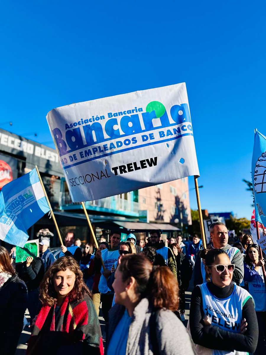 LA UNIVERSIDAD PUBLICA NO SE VENDE! SE DEFIENDE!
<a href="/La_Bancaria/">Asociación Bancaria</a> 
<a href="/MarianoEylenst1/">Mariano Eylenstein</a>